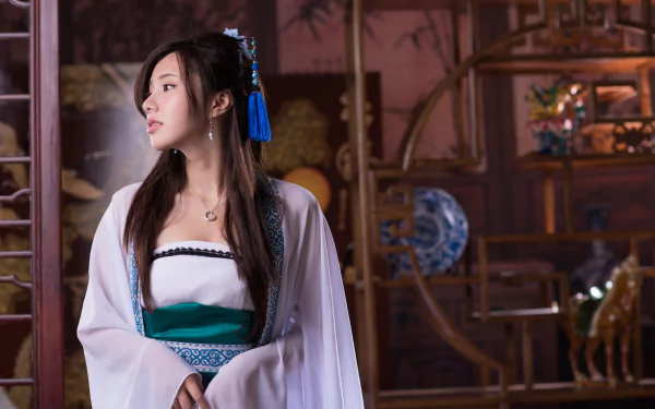 A Taiwanese model, Chén Sīyǐng, poses gracefully in traditional attire, set against an ornate backdrop, captured in stunning 4K Ultra HD detail.