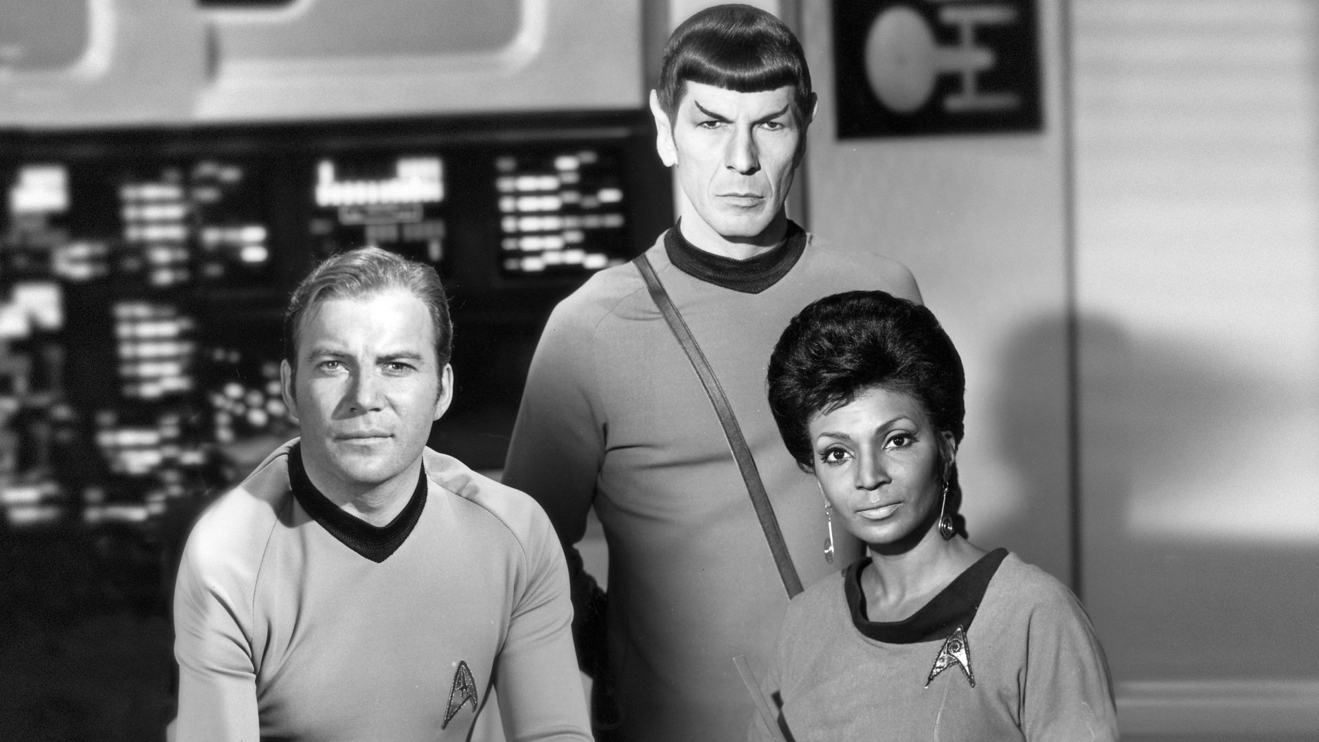 Black and white 4K Ultra HD desktop wallpaper featuring iconic characters from Star Trek: The Original Series on the USS Enterprise bridge.