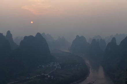 Twilight sunset over the Li River winding among karst mountains near Yangshuo, Guangxi Zhuang, China — 5K Ultra HD landscape photography desktop wallpaper.