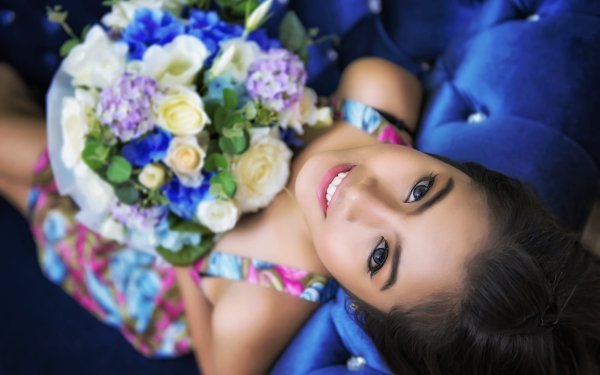 Femmes Asiatique Thai Top Model Fleur Bouquet Smile Fond d'écran HD | Image