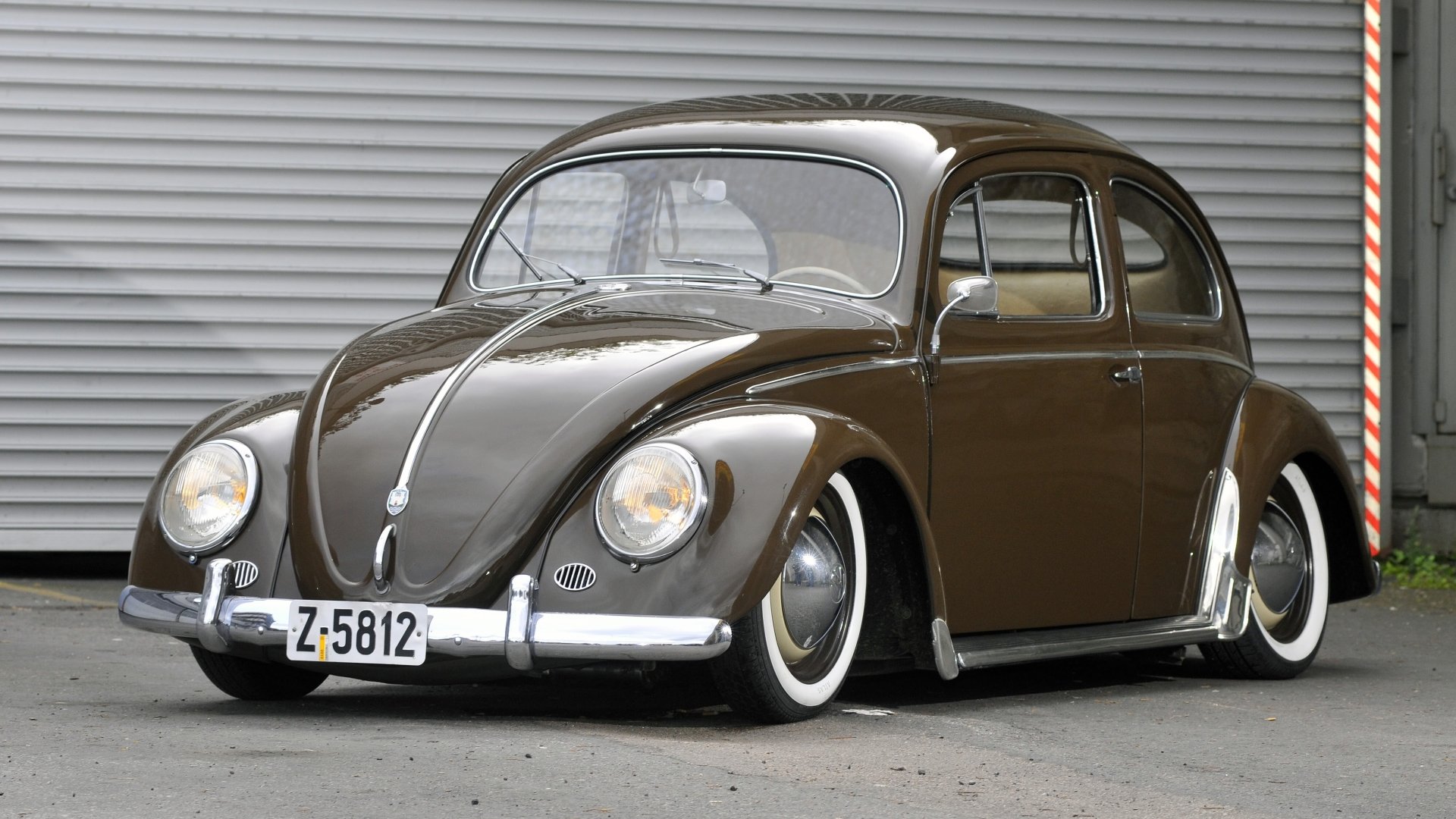 4K Ultra HD PC desktop wallpaper: vintage brown Volkswagen Beetle vehicle parked against a corrugated metal backdrop.