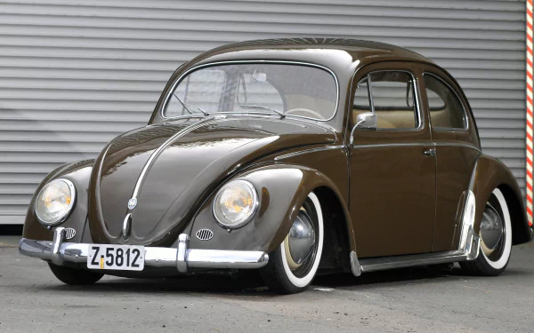 4K Ultra HD PC desktop wallpaper: vintage brown Volkswagen Beetle vehicle parked against a corrugated metal backdrop.