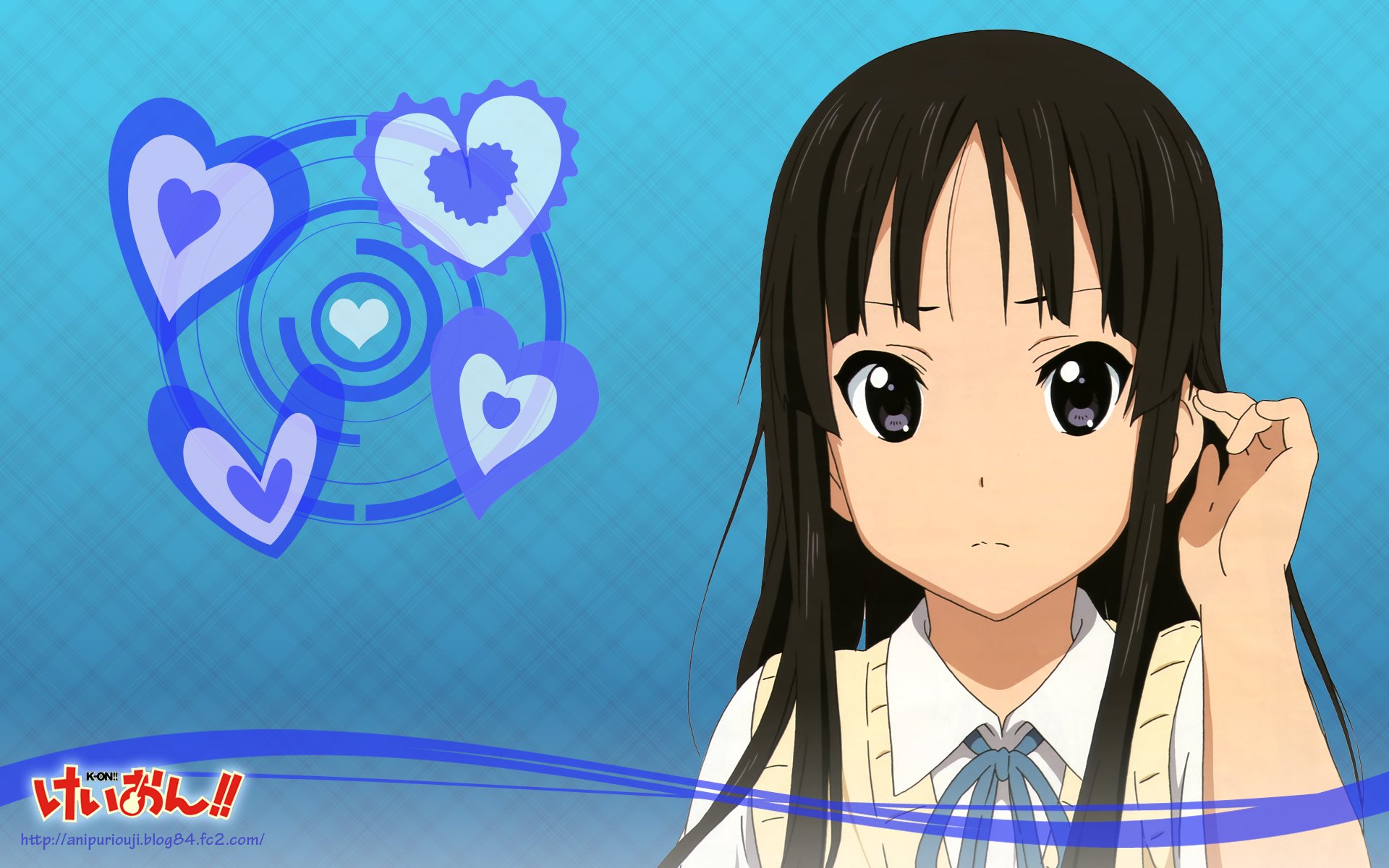 HD anime PC desktop wallpaper featuring Mio Akiyama from K-ON! with a blue heart-themed background and subtle geometric patterns.