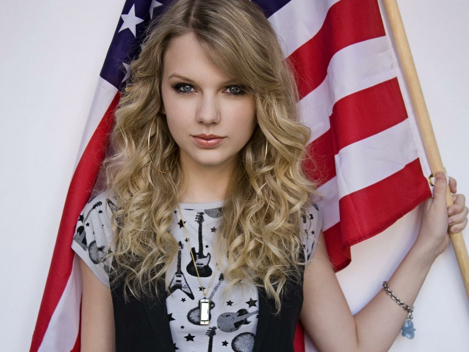 Картинки тейлор. Тейлор Свифт. Тейлор Свифт США. Taylor Swift Тейлор Свифт. Флаг США Тейлор Свифт.