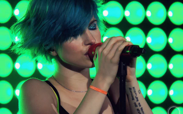 A vibrant 4K Ultra HD PC wallpaper featuring Hayley Williams passionately singing into a microphone against a bright, circular green light backdrop.