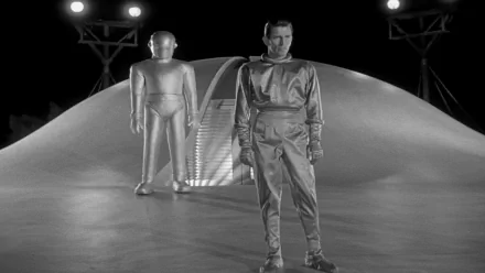 Klaatu (Michael Rennie) has come on behalf of alien life.
