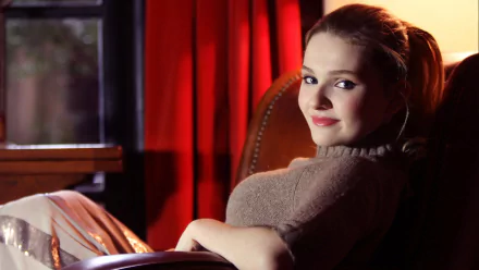 Celebrity Abigail Breslin HD Desktop Wallpaper | Background Image