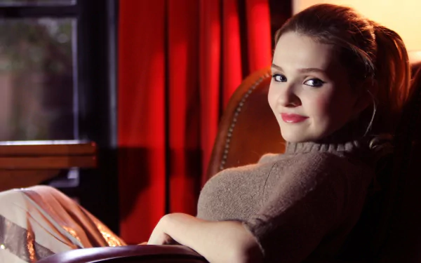 Celebrity Abigail Breslin HD Desktop Wallpaper | Background Image
