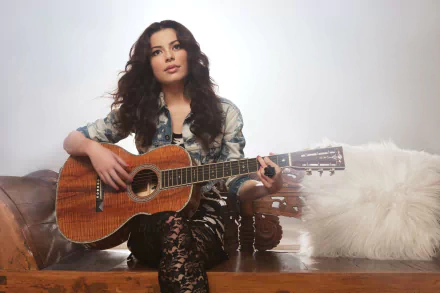 Celebrity Miranda Cosgrove HD Desktop Wallpaper | Background Image