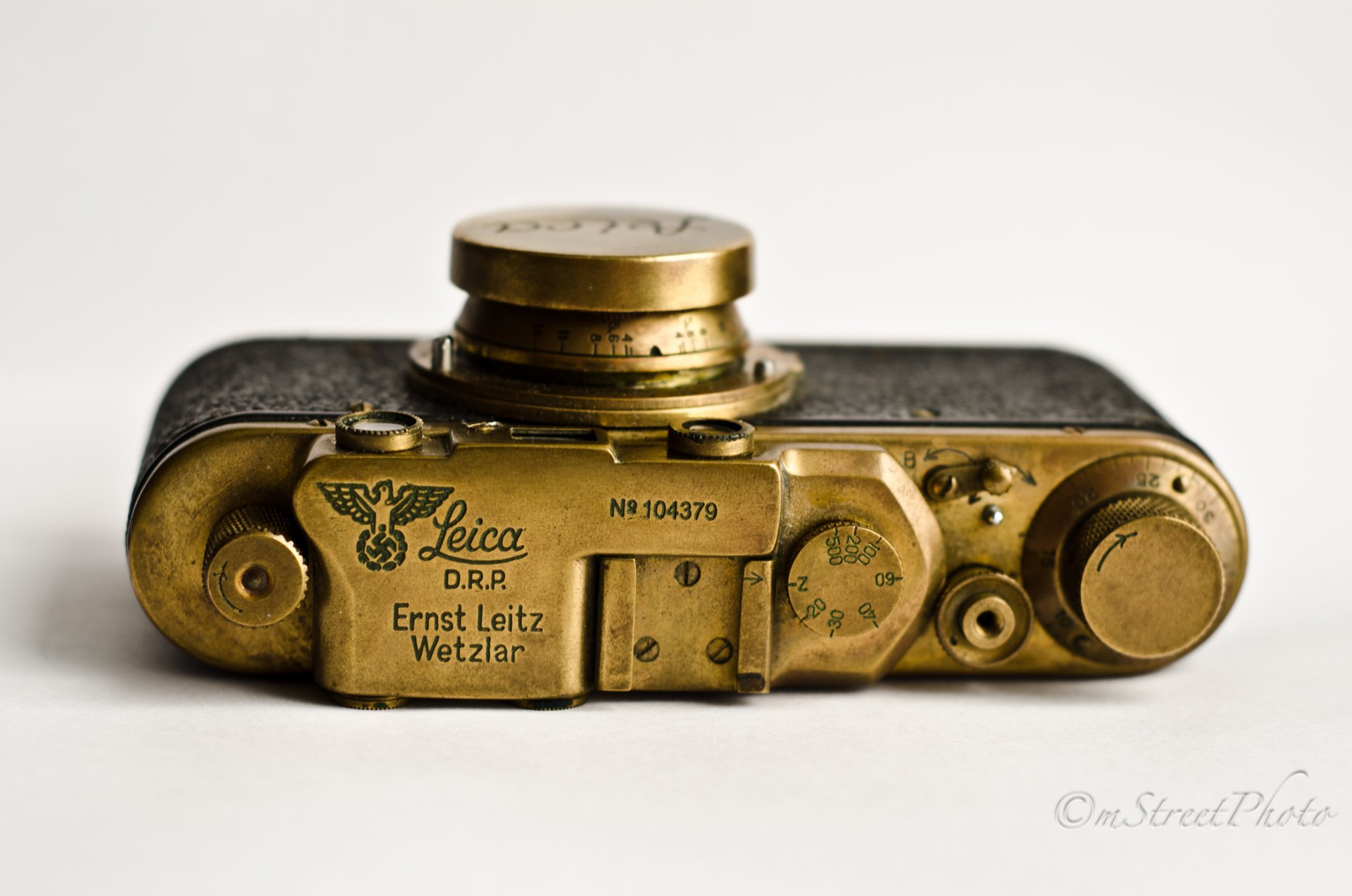 Close-up of a vintage Leica camera base plate on a neutral background — 4K Ultra HD PC desktop wallpaper featuring a man-made camera.