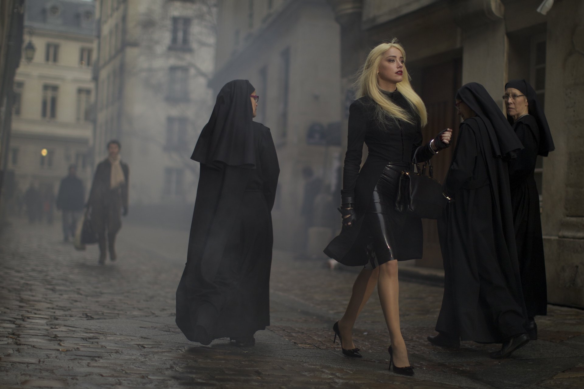 Amber Heard walking confidently in a dark urban setting from the movie 3 Days to Kill, featured as a 4K Ultra HD PC desktop wallpaper background.