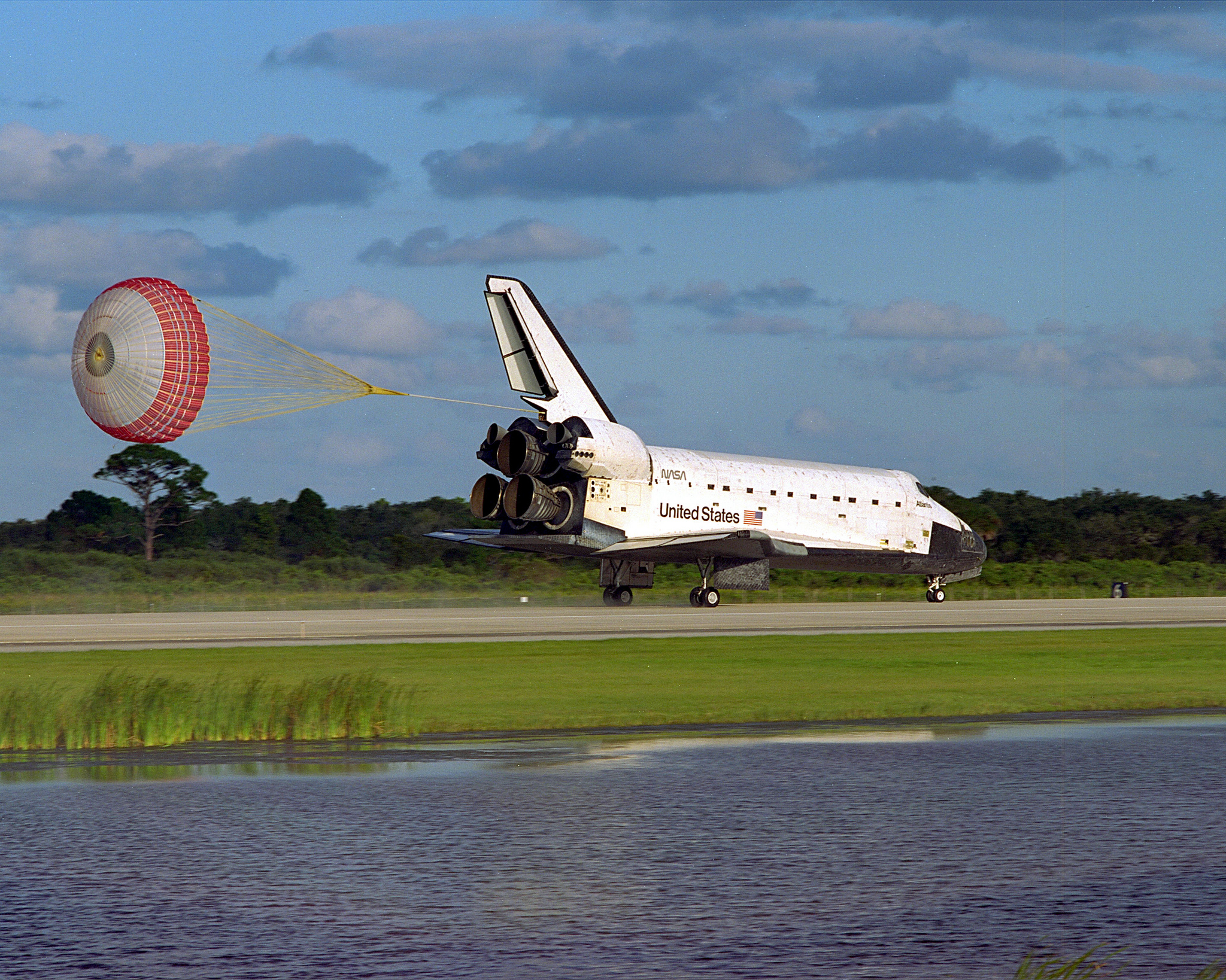 Atlantis lands on runway 15 of the Kennedy Space Center