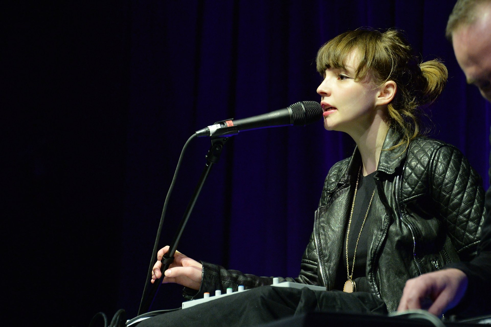 Download Music Lauren Mayberry HD Wallpaper