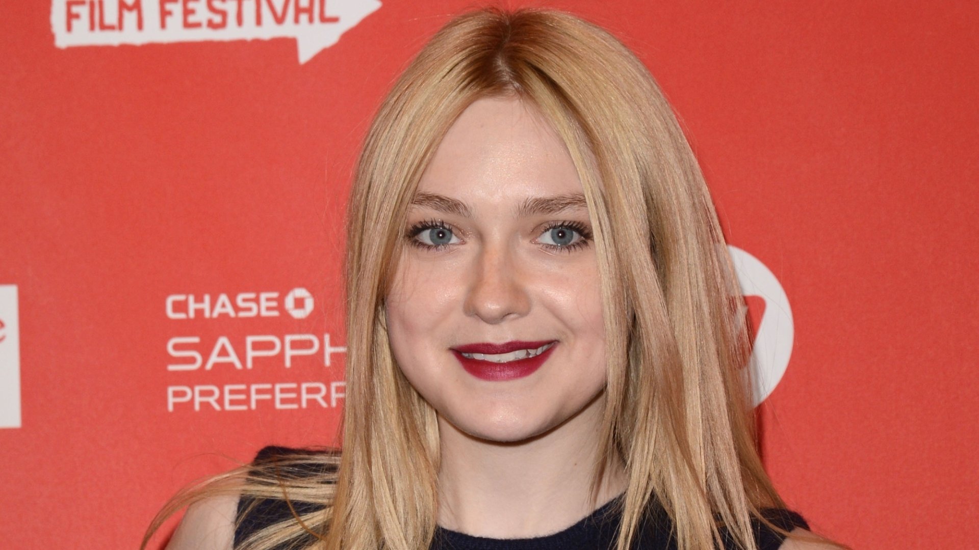 Download Celebrity Dakota Fanning HD Wallpaper
