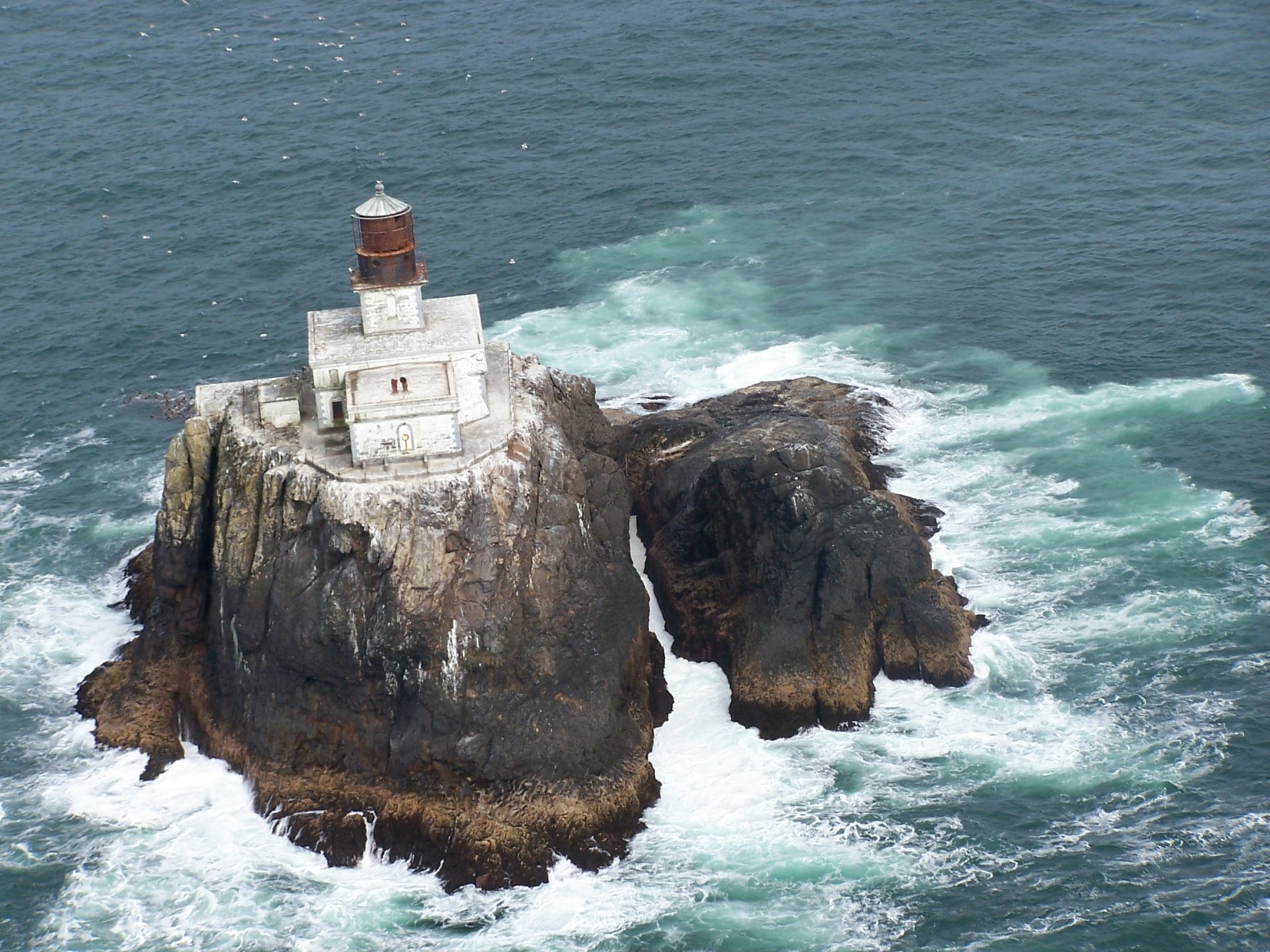Download Man Made Lighthouse HD Wallpaper | 2304x1728 | Wallpaper Abyss