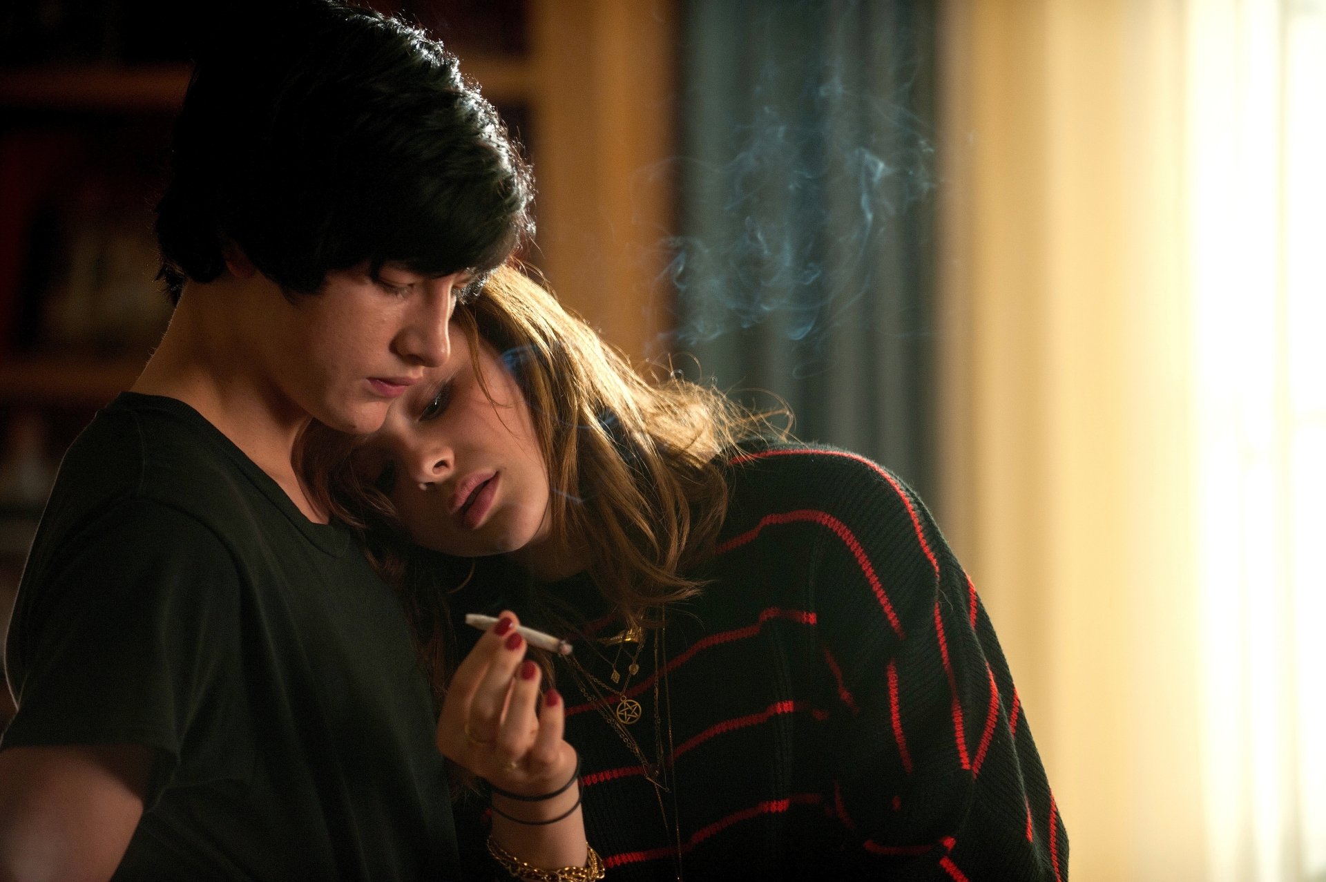 Tye Sheridan and Chloë Grace Moretz share a tender moment in a scene from the movie Dark Places, captured as a 4K Ultra HD PC desktop wallpaper.