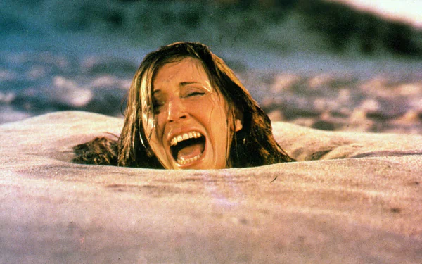 HD PC desktop wallpaper/background: scene from the movie Creepshow — a terrified woman screams as sand engulfs her, creating an eerie, tense horror atmosphere.
