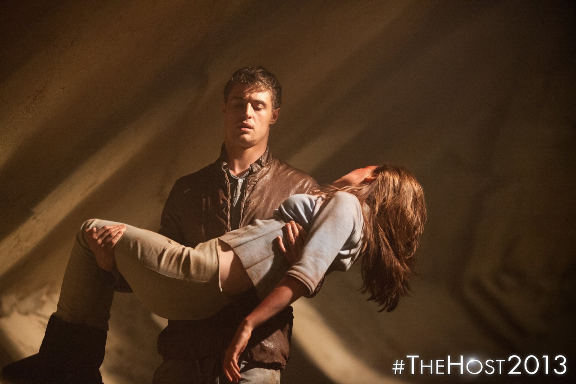 Max Irons and Saoirse Ronan in a gripping scene from The Host (2013), showcasing a dramatic moment with intense emotions in a captivating 4K Ultra HD wallpaper.