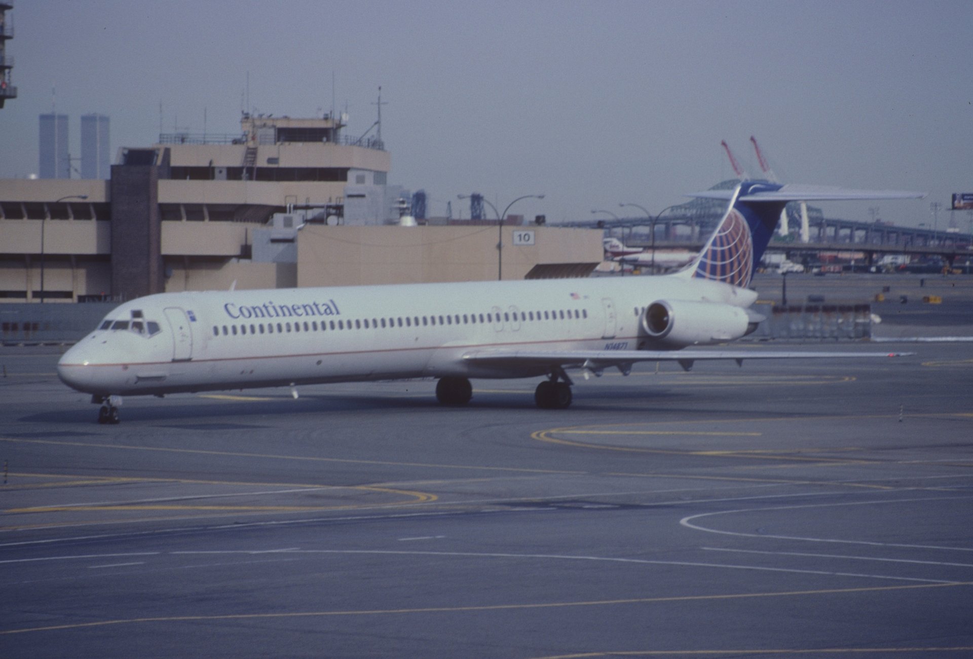 Download Vehicle McDonnell Douglas MD-82 4k Ultra HD Wallpaper