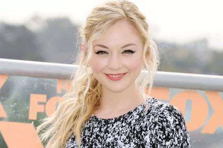 HD desktop wallpaper of American singer and actress Emily Kinney smiling outdoors with a blurred background.