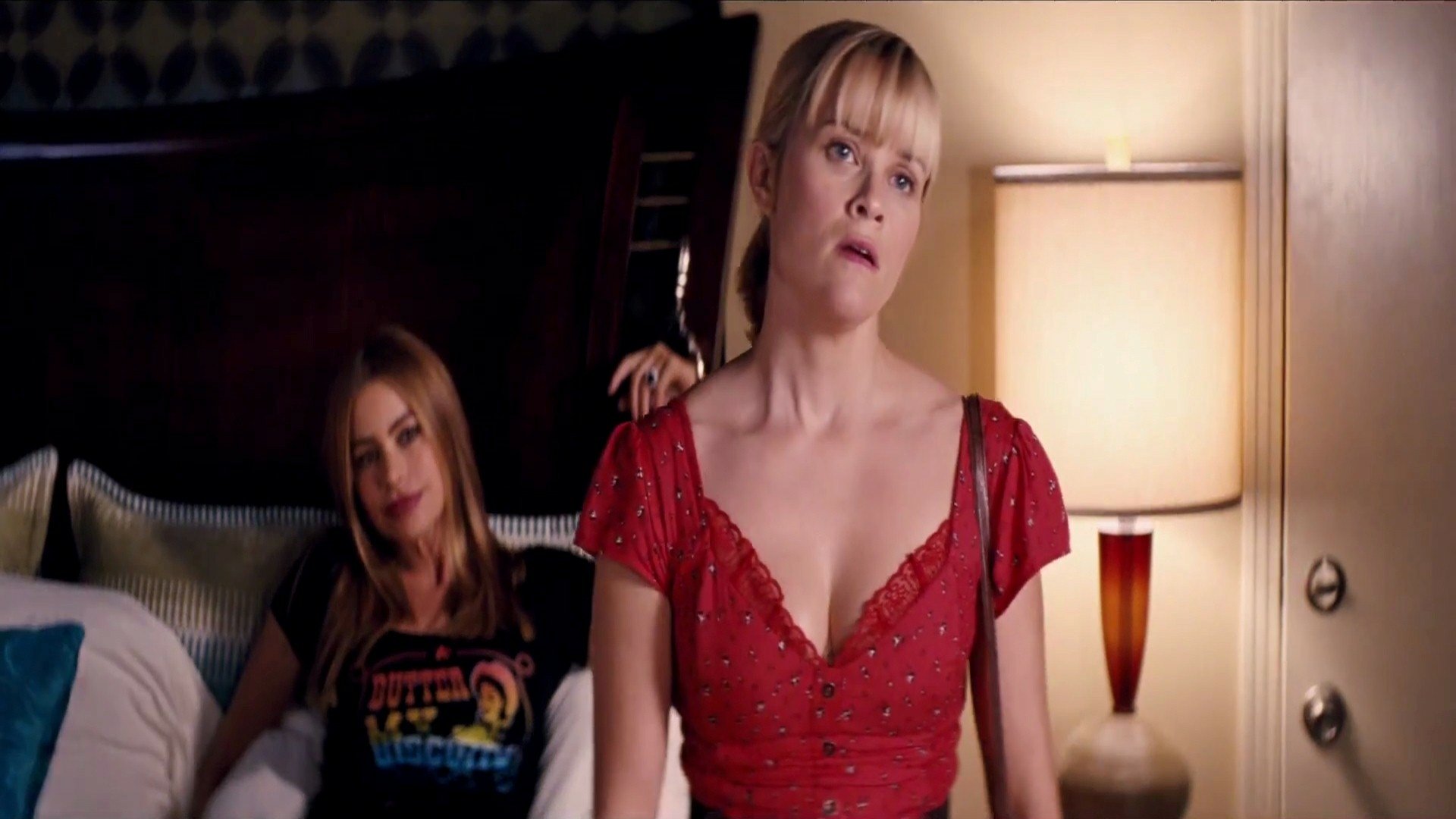 Download Reese Witherspoon Sofía Vergara Movie Hot Pursuit HD Wallpaper
