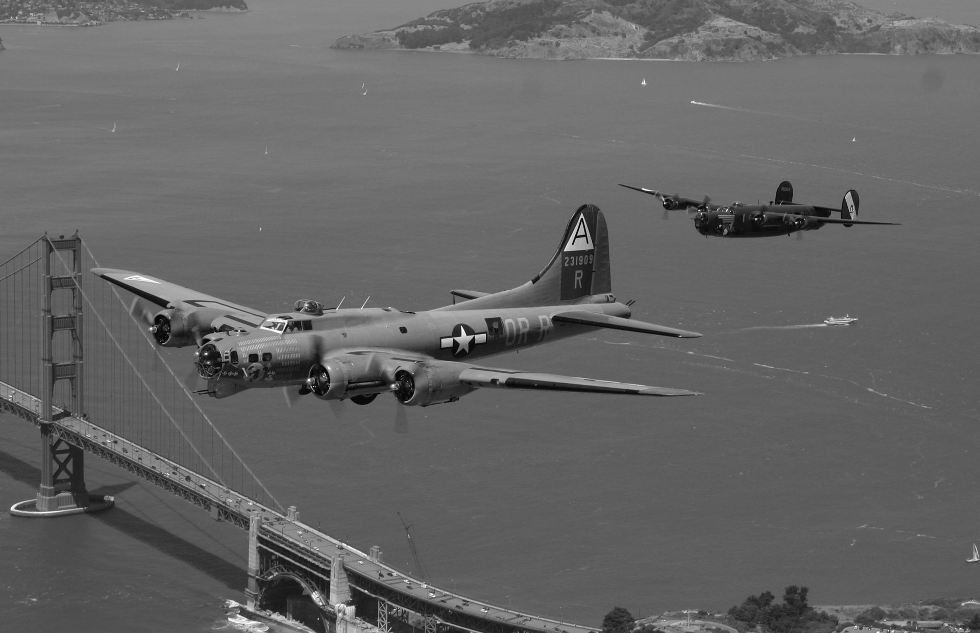 Black and white 4K Ultra HD wallpaper featuring two Boeing B-17 Flying Fortress military bombers flying over the Golden Gate Bridge.