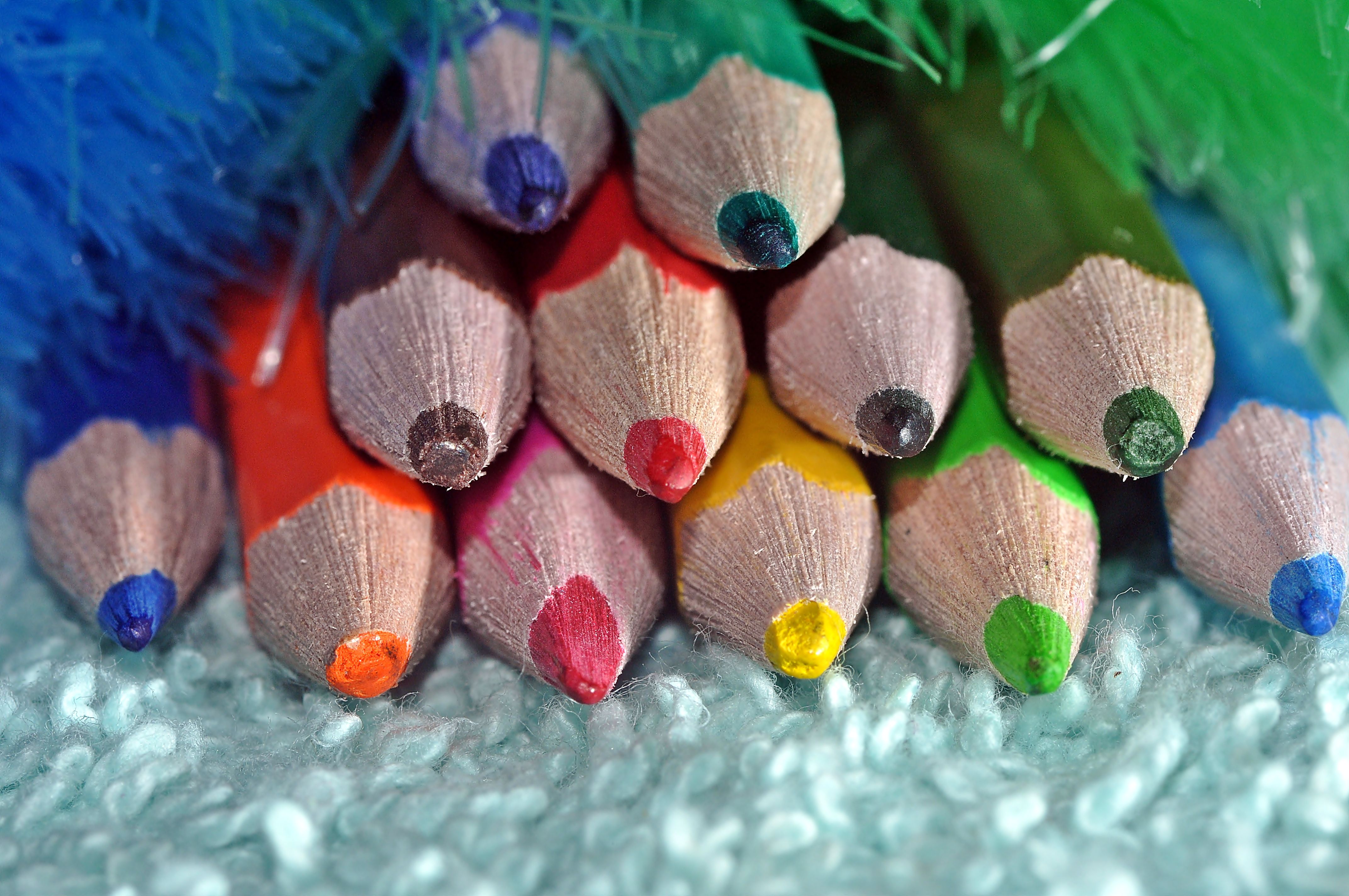 4 pencils. Поделки из подточенных карандашей. Картинки из карандаша. Карандаши маленькие цветные. Оригинальные фото с карандашами.