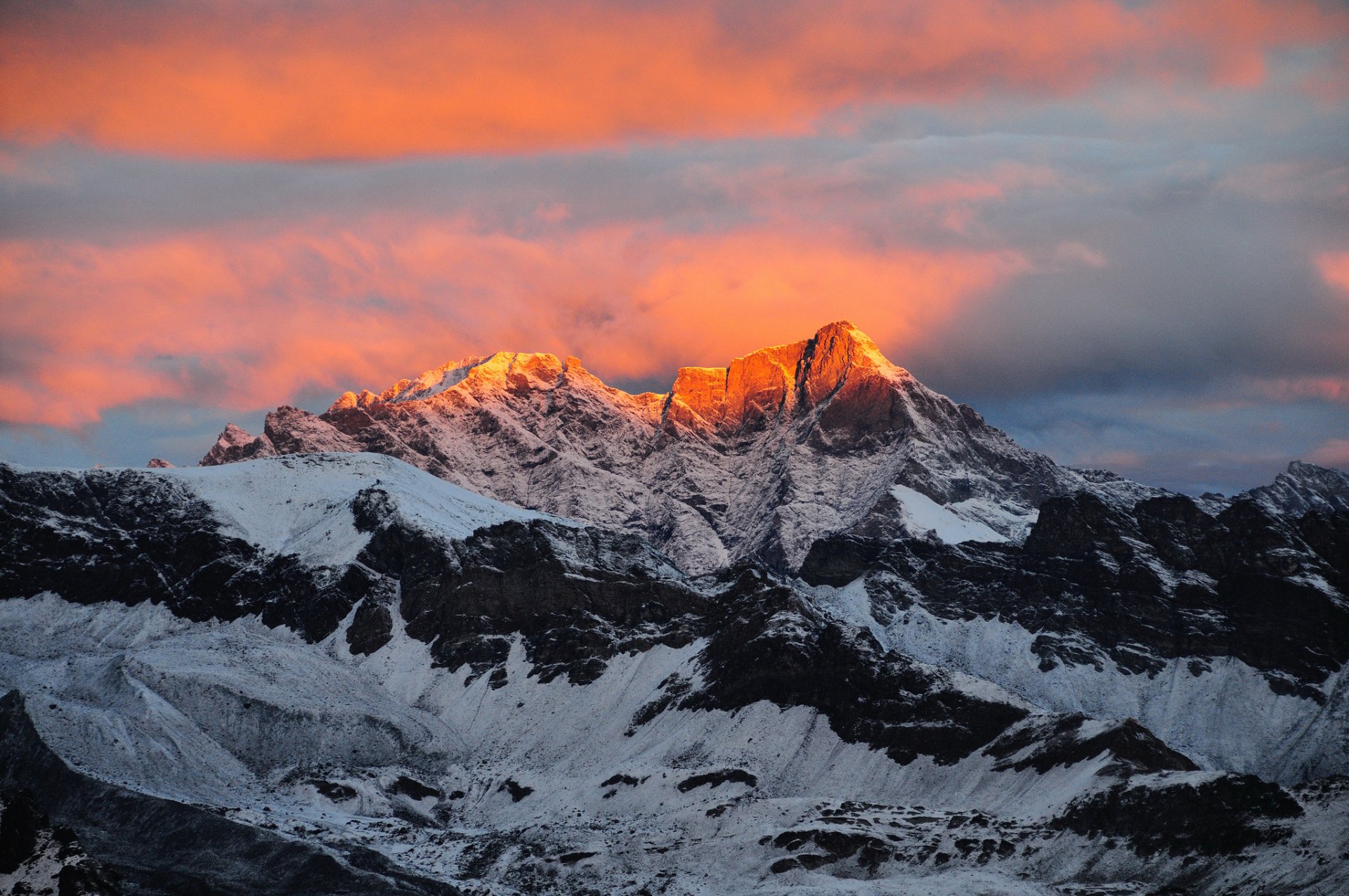 Alpine Sunset A Stunning HD Wallpaper Of Italy s Snowy Peaks 