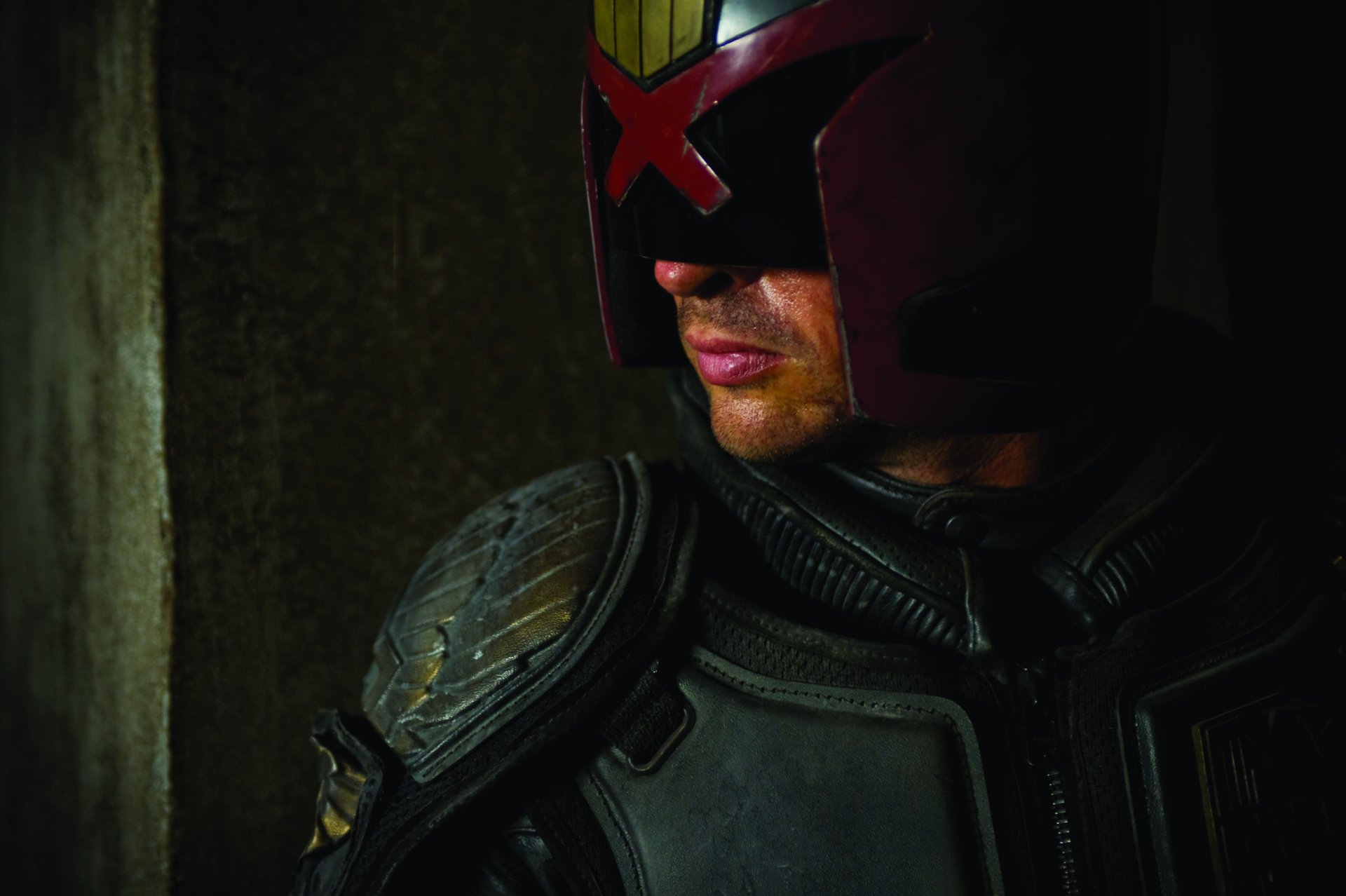 Close-up of Judge Dredd from the Dredd movie, featured in a 4K Ultra HD PC desktop wallpaper with detailed armor and helmet against a dark background.