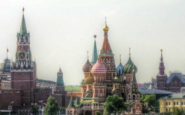 4K Ultra HD PC wallpaper of Moscow's man-made skyline: St. Basil's colorful onion domes and Kremlin towers framed by a pale winter sky.
