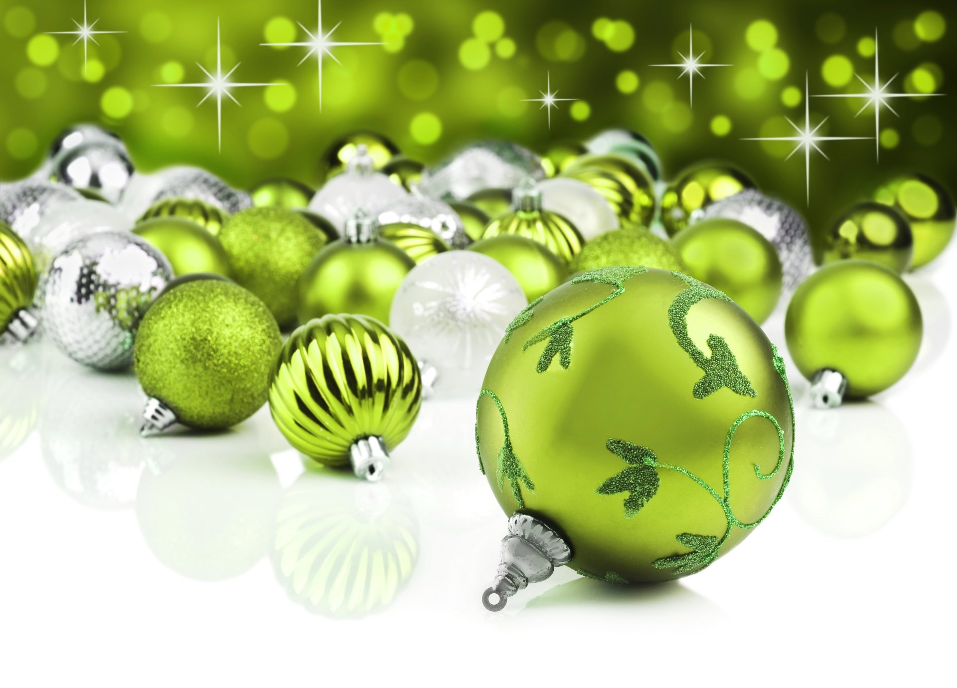 8K Ultra HD desktop wallpaper featuring an array of green and silver Christmas ornaments with festive holiday sparkle and reflective surfaces.