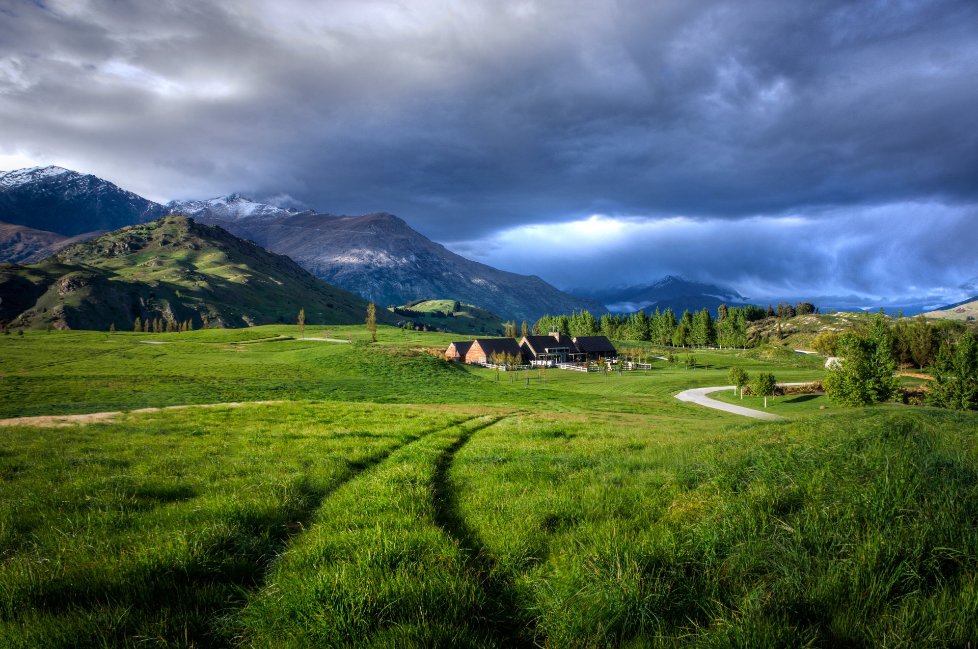 Countryside walks. Паданская равнина Италия. Пейзаж горы деревня Долина. Зеленые холмы горный Алтай. Альпийские Луга Италии.