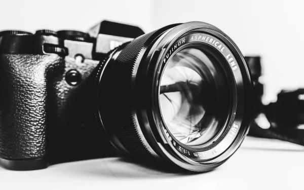 Black & white close-up of a man-made camera lens, captured in sharp detail, presented as a 4K Ultra HD PC desktop wallpaper and background.