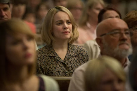 HD PC desktop wallpaper featuring Rachel McAdams as Sacha Pfeiffer in the movie Spotlight (2015), showing her seated among a group of people.