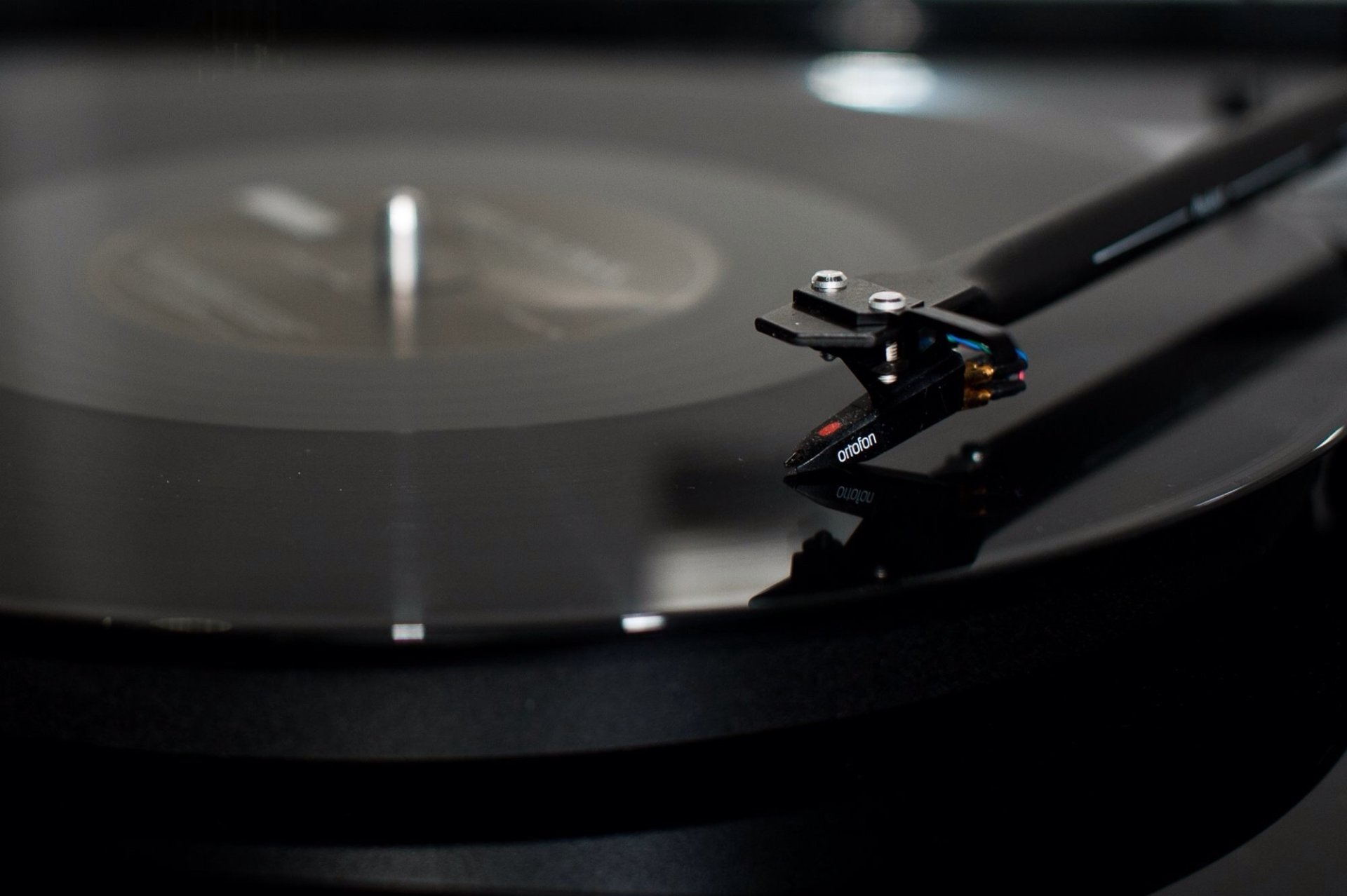 Close-up of a vinyl record playing on a turntable, captured in high definition as a PC desktop wallpaper and background.