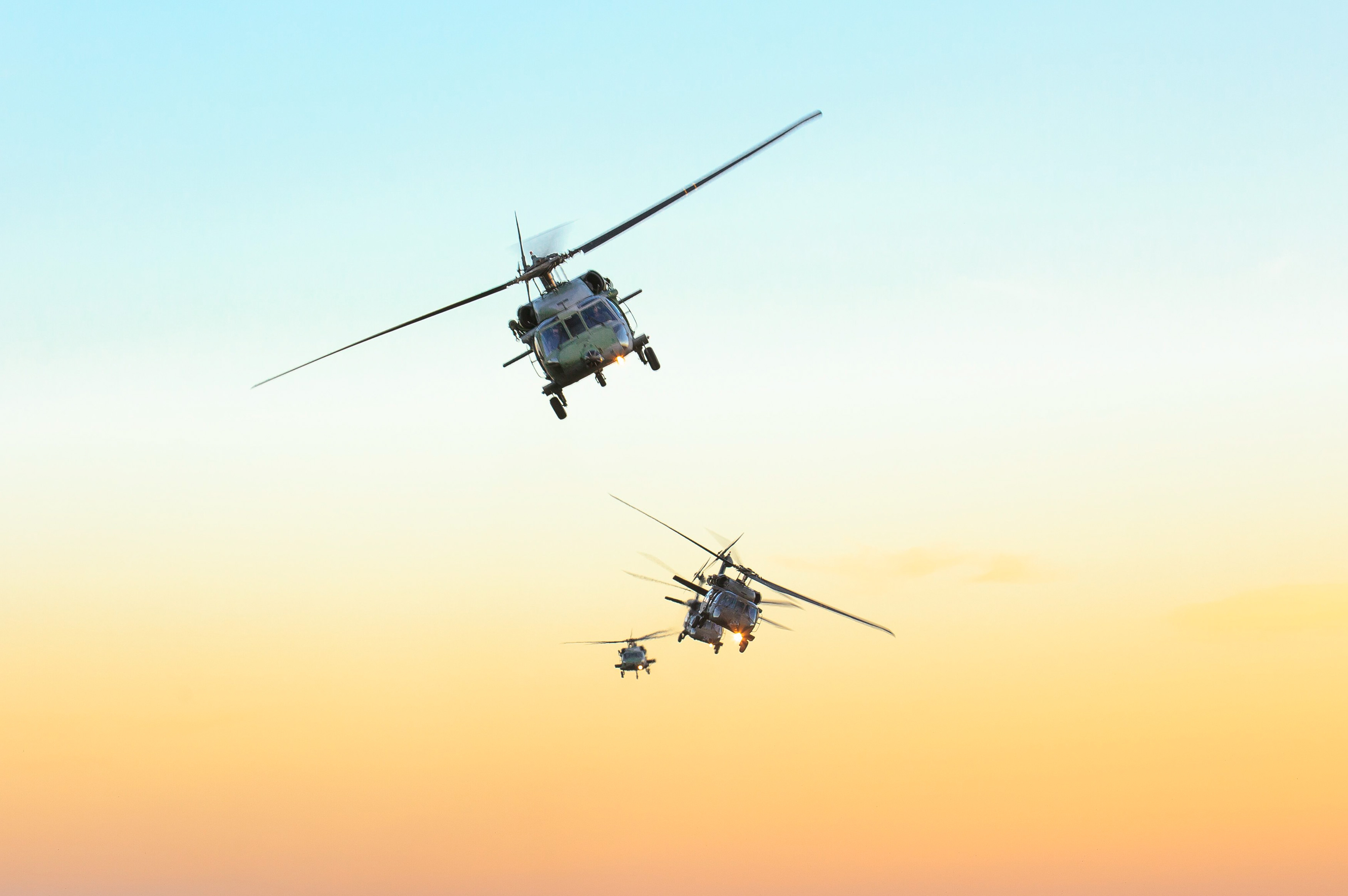 Military Sikorsky UH-60 Black Hawk HD Wallpaper | Background Image