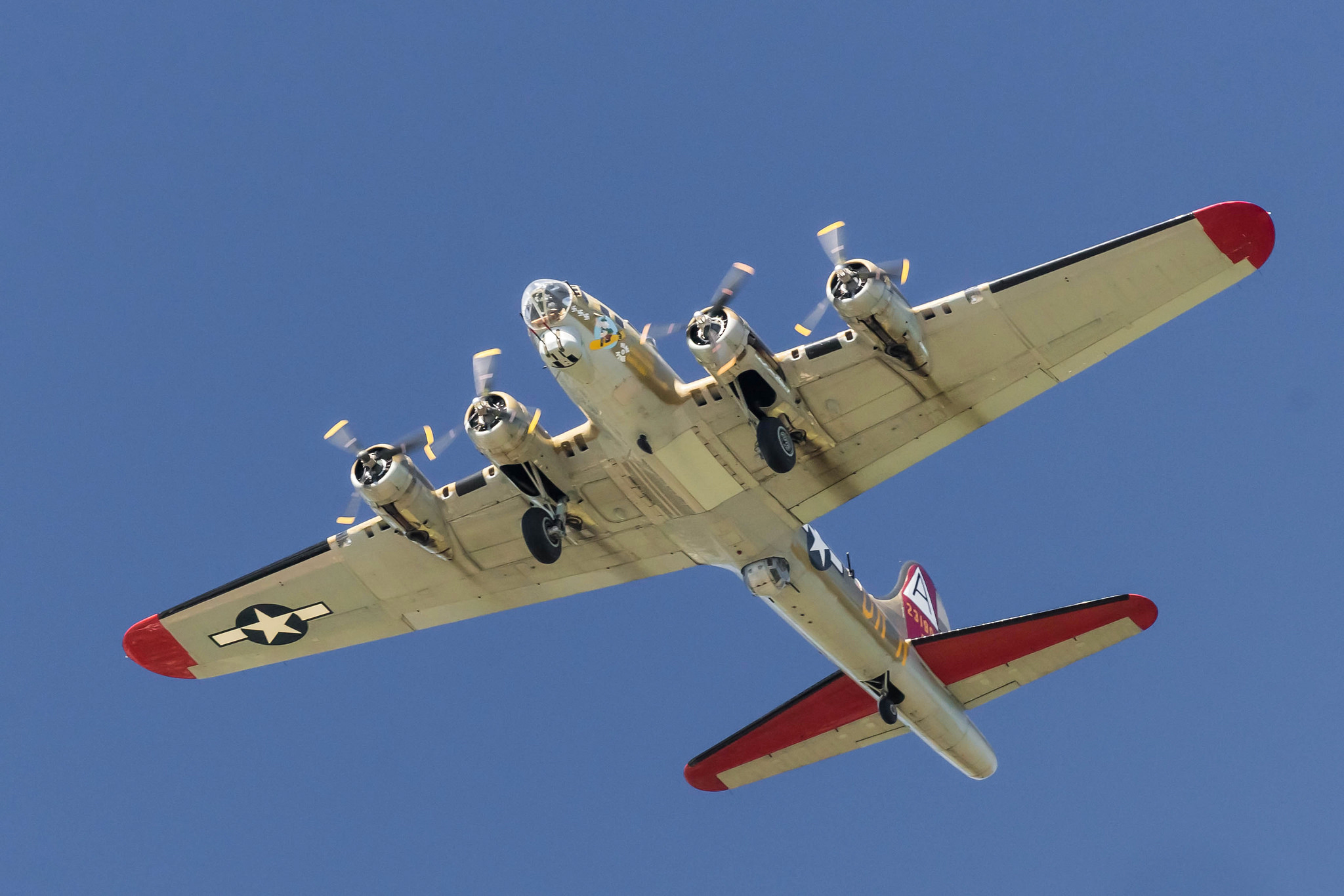 Boeing B-17 Flying Fortress HD Wallpaper