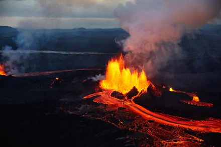 Bárðarbunga eruption in Iceland: glowing lava fountains and rivers, smoke plumes over dark volcanic terrain — 2K Quad HD PC desktop wallpaper.