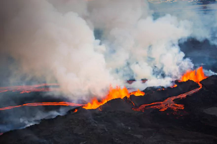 A 4K Ultra HD image capturing the intense eruption of Iceland’s Bárðarbunga volcano, with glowing lava flows and thick smoke rising into the sky.