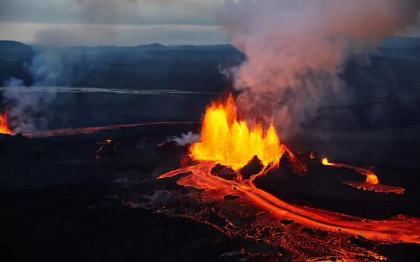 Bárðarbunga eruption in Iceland: glowing lava fountains and rivers, smoke plumes over dark volcanic terrain — 2K Quad HD PC desktop wallpaper.