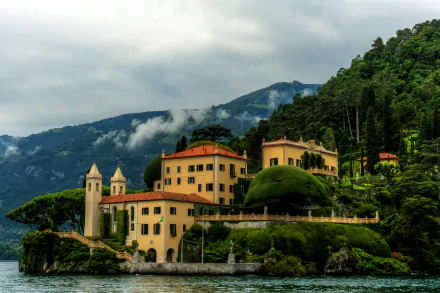 2K Quad HD PC desktop wallpaper: Italian coastal mountain scene with tree-covered slopes and a man-made villa house featuring classic architecture.