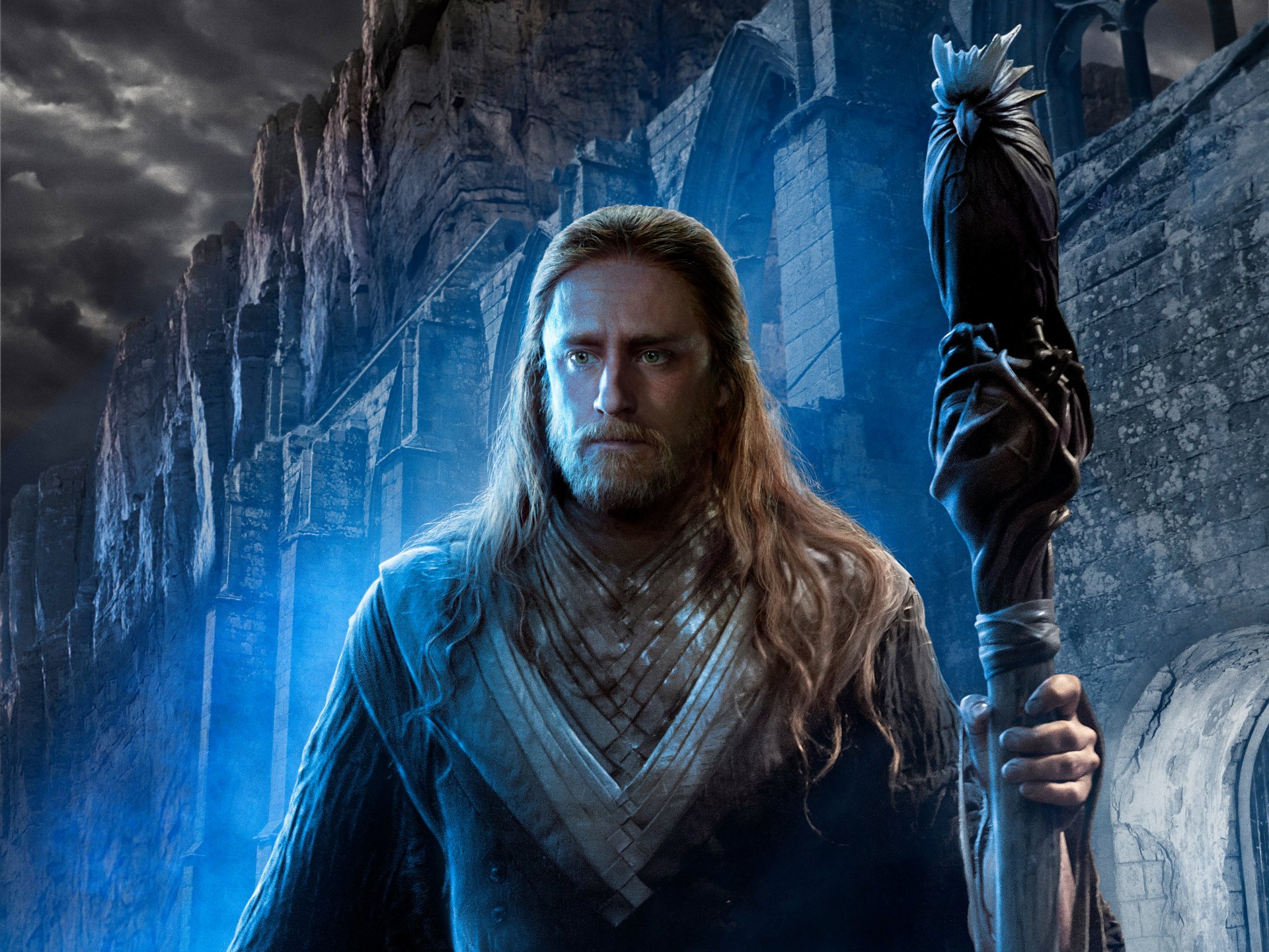 4K Ultra HD PC desktop wallpaper featuring a character from the Warcraft movie, set against a dramatic, dark blue-toned fortress background.