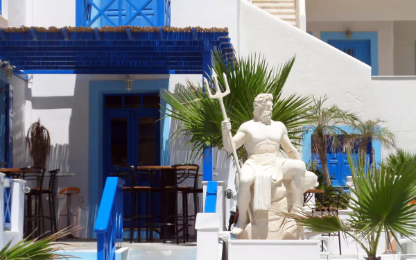 4K Ultra HD PC desktop wallpaper: man-made Neptune (Deity) sculpture — white statue holding a trident in front of a white-and-blue house.