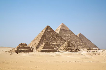 4K Ultra HD PC desktop wallpaper and background showing man-made pyramids rising from a sunlit desert under a clear blue sky.