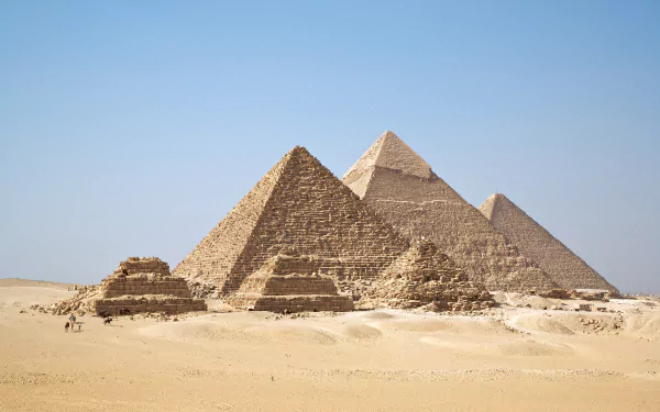 4K Ultra HD PC desktop wallpaper and background showing man-made pyramids rising from a sunlit desert under a clear blue sky.