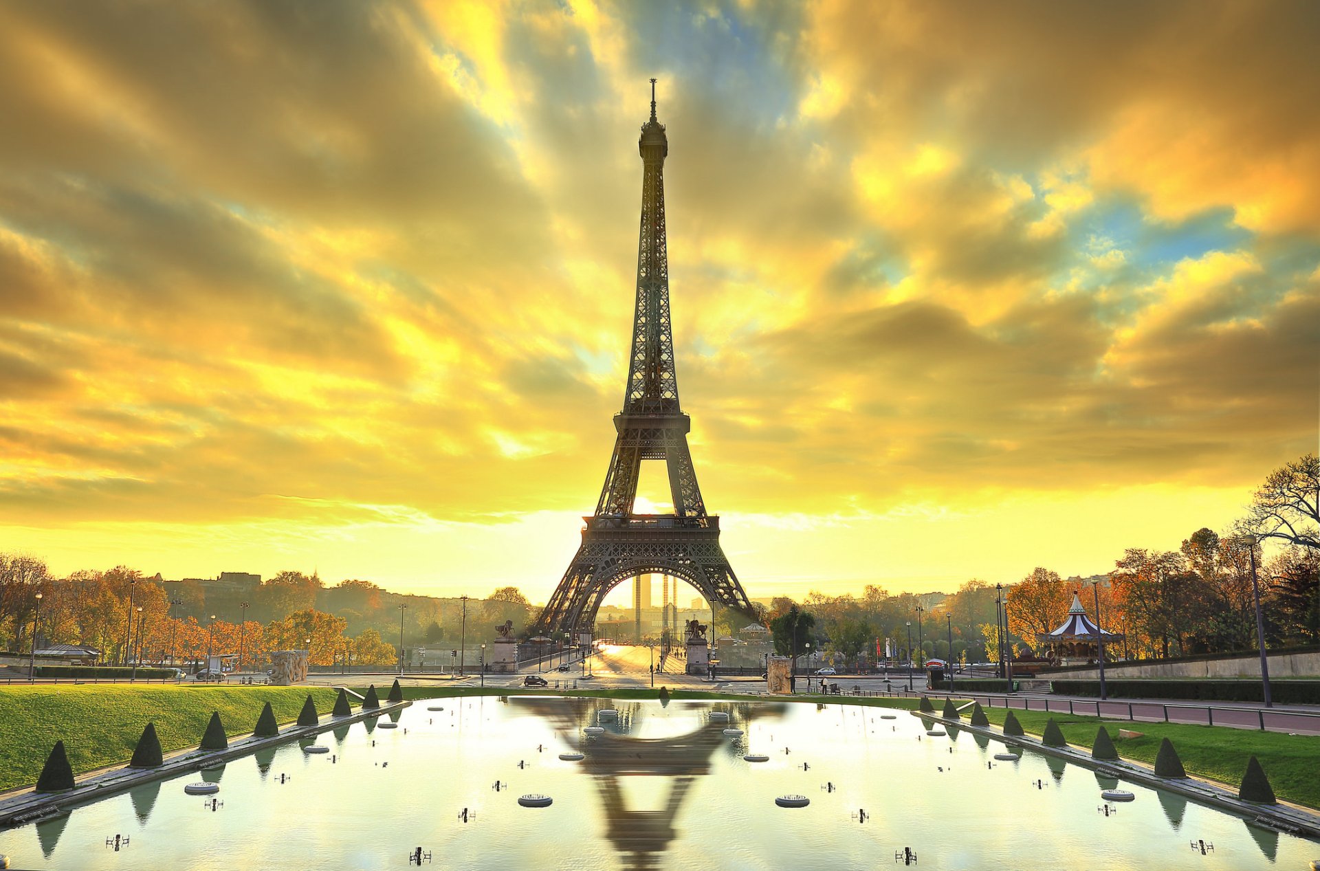 Sunrise over the Eiffel Tower in Paris, France, with vibrant clouds reflecting in the water below, captured in a stunning HD desktop wallpaper.