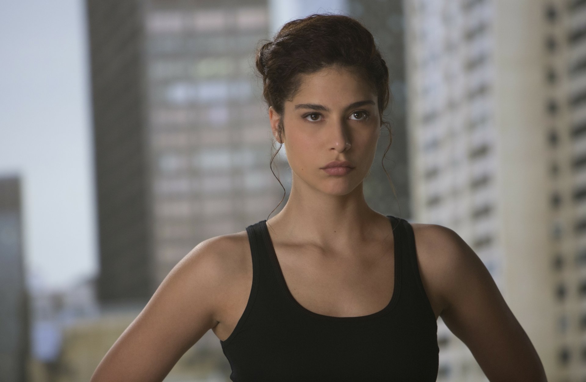 4K Ultra HD PC desktop wallpaper featuring a character from the movie The Divergent Series: Allegiant, standing confidently against an urban backdrop.