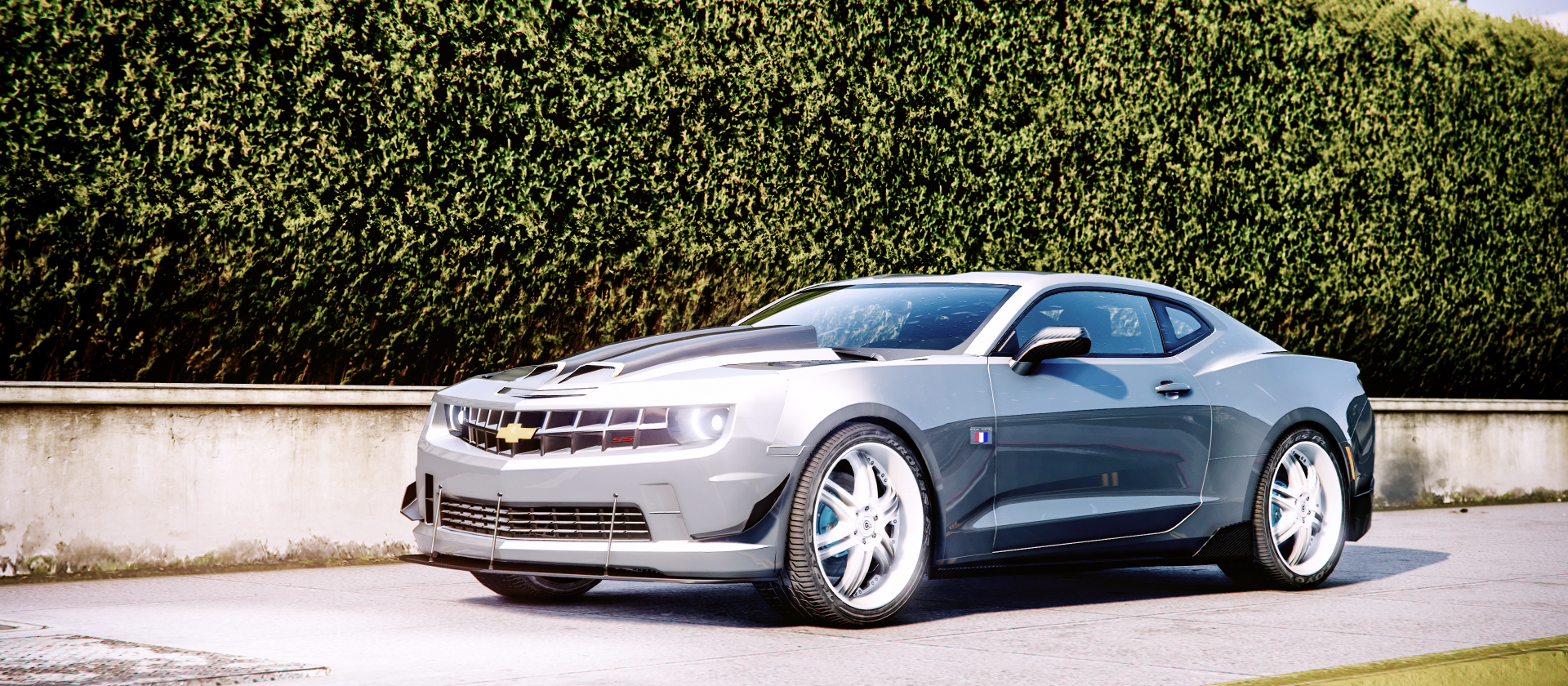 HD PC desktop wallpaper featuring a sleek Chevrolet Camaro from Grand Theft Auto V parked in front of a tall green hedge.