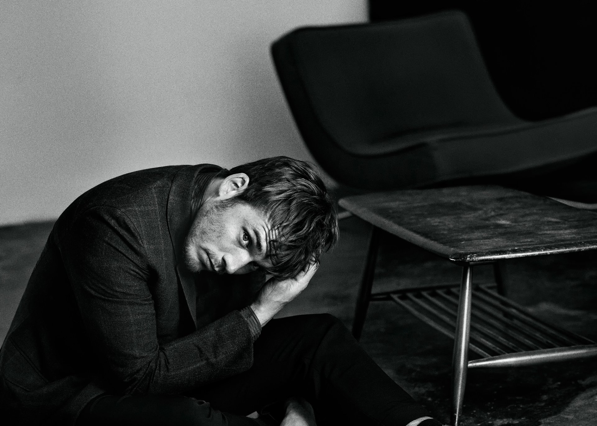 Download Black & White English Actor Celebrity Sam Claflin HD Wallpaper