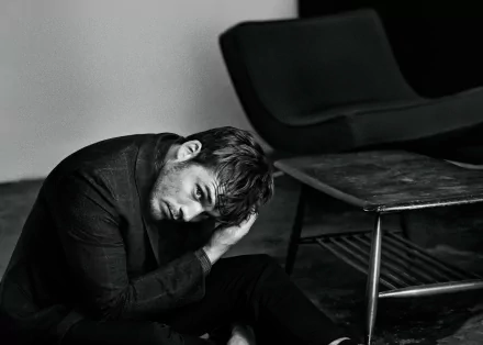 Black & White English actor Celebrity Sam Claflin HD Desktop Wallpaper | Background Image